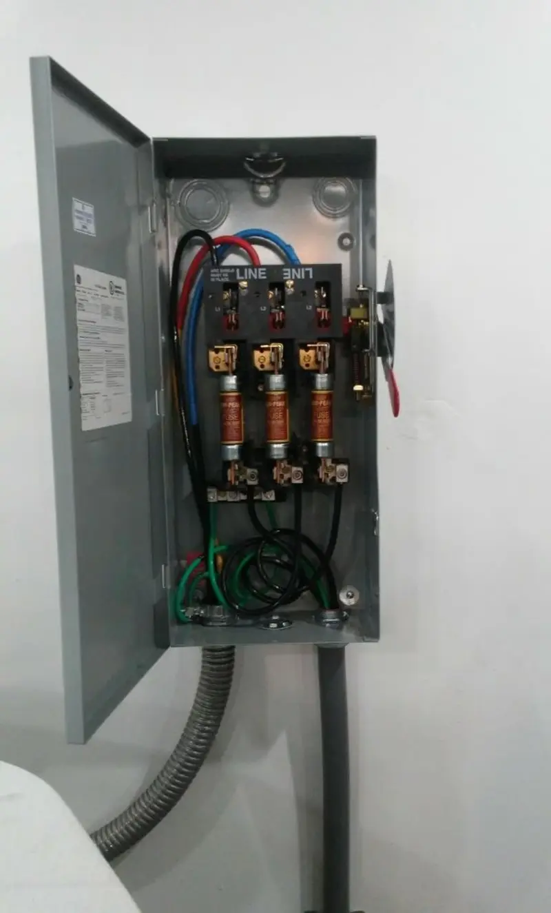 Three-phase disconnect switch installed for Smoke Detector Installation in Grape Creek
